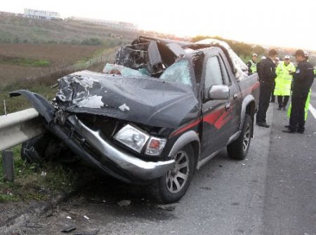 Kamyonet Kamyona Arkadan Çarptı: 1 Ölü 5 Yaralı