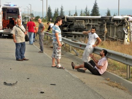 Kamyonet Minibüse Çarptı: 13 Yaralı