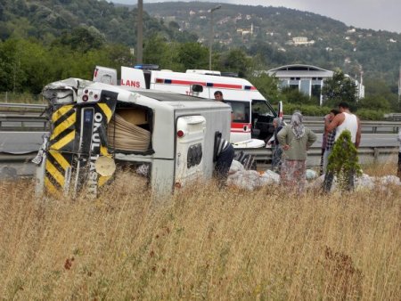 Kamyonet Minibüse Çarptı: 13 Yaralı