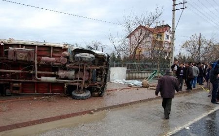 Kamyonet Otobüs Durağına Girdi: 1 Ölü, 2 Yaralı