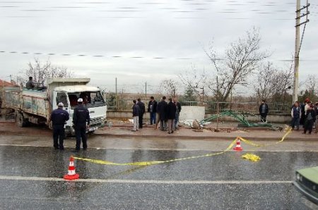 Kamyonet Otobüs Durağına Girdi: 1 Ölü, 2 Yaralı
