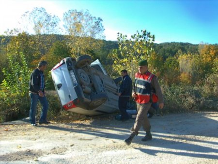 Kamyonet takla attı: 2 yaralı