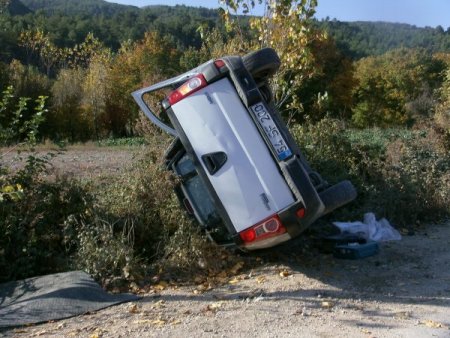 Kamyonet takla attı: 2 yaralı