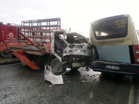 Kamyonet yolcu indiren minibüse çarptı: 5 yaralı