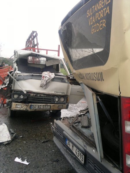 Kamyonet yolcu indiren minibüse çarptı: 5 yaralı