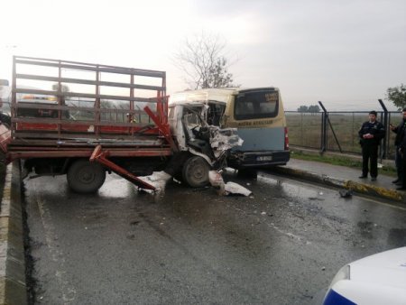 Kamyonet yolcu indiren minibüse çarptı: 5 yaralı