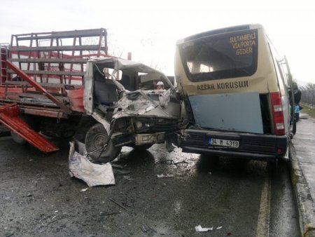 Kamyonet yolcu indiren minibüse çarptı: 5 yaralı