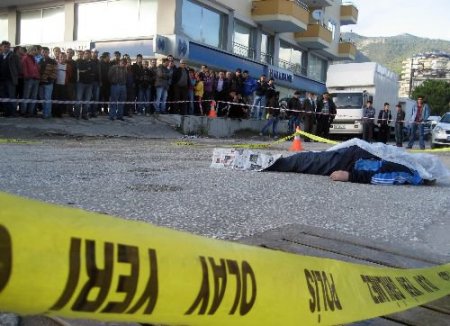 Kamyonetin Altında Kalan Alman Vatandaşı Öldü