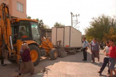 Kamyonetin altında kalan kadın ağır yaralandı