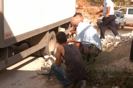 Kamyonetin altında kalan kadın ağır yaralandı