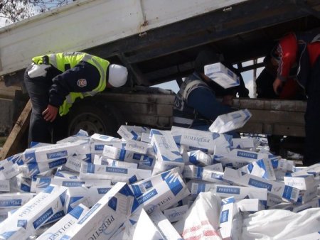 Kamyonetin altındaki zuladan 15 bin paket kaçak sigara çıktı