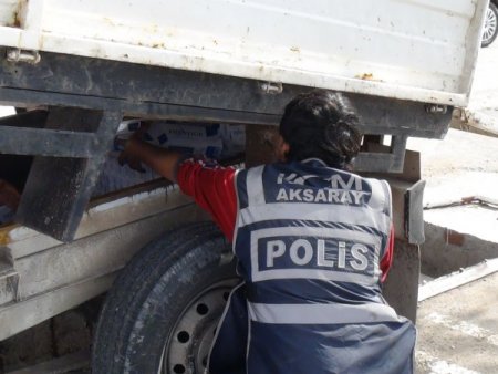 Kamyonetin altındaki zuladan 15 bin paket kaçak sigara çıktı