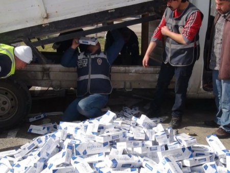Kamyonetin altındaki zuladan 15 bin paket kaçak sigara çıktı