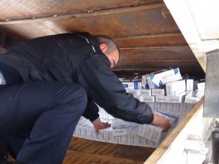 Kamyonetin altındaki zuladan 15 bin paket kaçak sigara çıktı