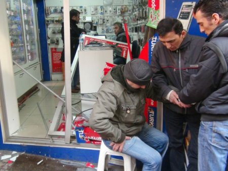 Kamyonetin Çarptığı Taksi İş Yerine Girdi: 1 Yaralı