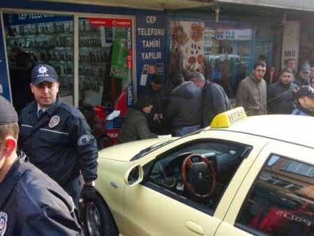 Kamyonetin Çarptığı Taksi İş Yerine Girdi: 1 Yaralı