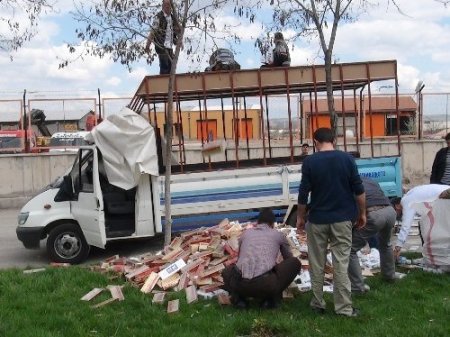 Kamyonetin tavanındaki zuladan 20 bin paket kaçak sigara çıktı