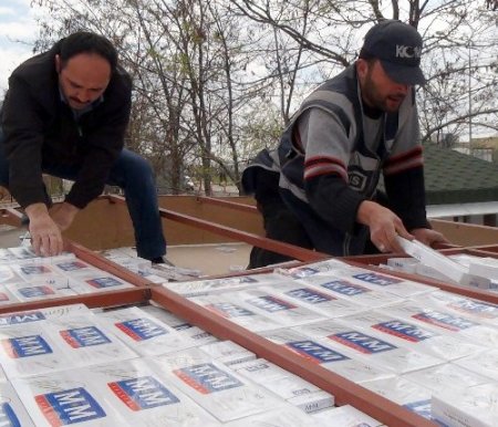 Kamyonetin tavanındaki zuladan 20 bin paket kaçak sigara çıktı