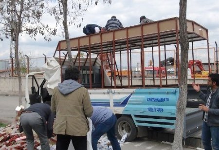 Kamyonetin tavanındaki zuladan 20 bin paket kaçak sigara çıktı