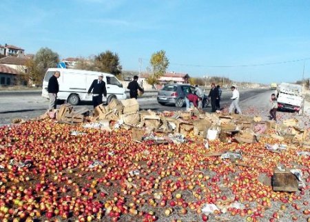 Kamyonetin Tekerleği Patlayınca Elmalar Yola Saçıldı