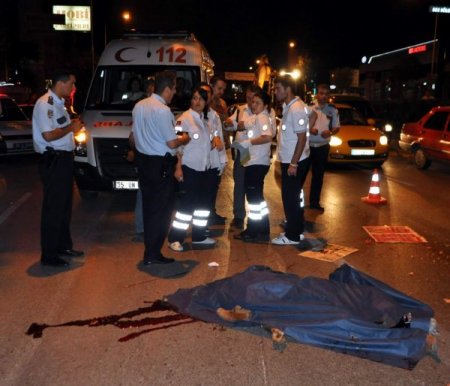 Kamyonun Altında Kalan Motosiklet Sürücüsü Öldü