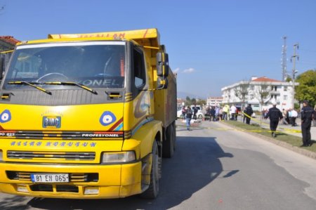 Kamyonun çarptığı bisiklet sürücüsü öldü