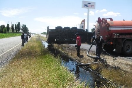 Kamyonun çarptığı mazot dolu TIR devrildi