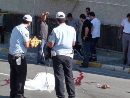 Kamyonun ezdiği küçük İrem'den geriye ayakkabıları kaldı