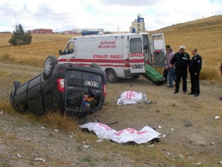 Kamyonun Sıkıştırdığı Otomobil Takla Attı: 3 Ölü 3 Yaralı