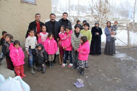 Kan davasından göçen aileye kaymakam ve başkandan destek