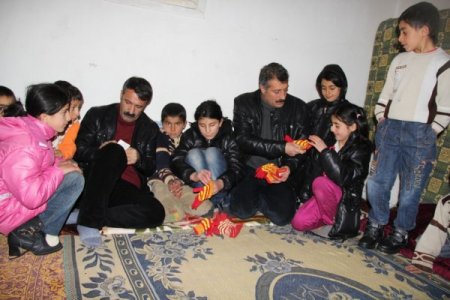 Kan davasından göçen aileye kaymakam ve başkandan destek