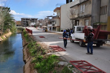 Kanal boyu, öğrenciler için demir korkulukla güvenli hale getirildi