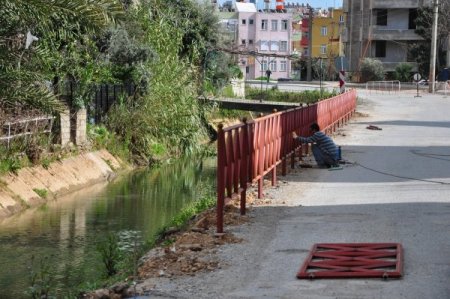 Kanal boyu, öğrenciler için demir korkulukla güvenli hale getirildi