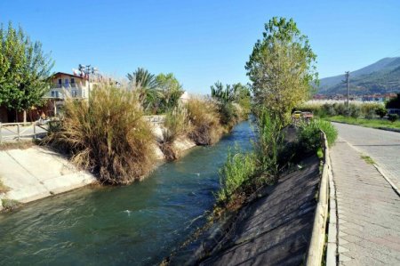 Kanala düşen engelli çocuğu vatandaşlar kurtardı