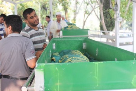 Kanala uçan araçta hayatını kaybeden anne ve kızı toprağa verildi