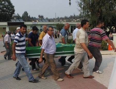 Kanala uçan araçta hayatını kaybeden anne ve kızı toprağa verildi