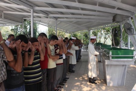 Kanala uçan araçta hayatını kaybeden anne ve kızı toprağa verildi