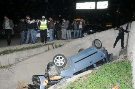 Kanala Uçarak Ters Dönen Otomobilden Yara Almadan Çıktı