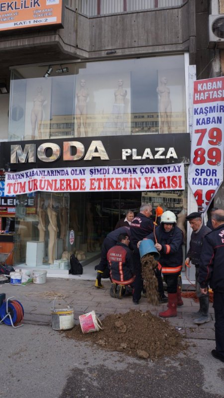 Kanalizasyon çalışması için girdiği yerde toprak altında kaldı (1)