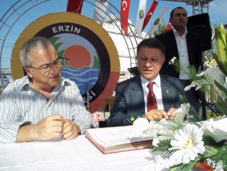 Kanalizasyon ihalesi imzalanınca Belediye Başkanı halay çekti