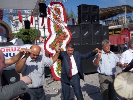 Kanalizasyon ihalesi imzalanınca Belediye Başkanı halay çekti