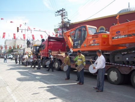 Kanalizasyon ihalesi imzalanınca Belediye Başkanı halay çekti