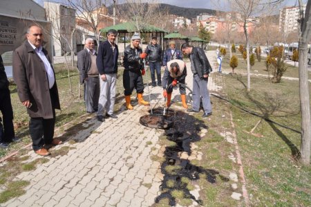Kanalizasyona karışan fuel oil, rögar kapağından taştı