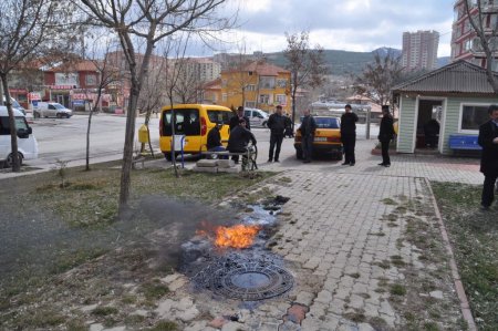 Kanalizasyona karışan fuel oil, rögar kapağından taştı