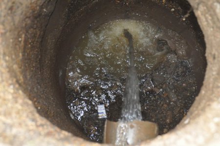 Kanalizasyona karışan fuel oil, rögar kapağından taştı