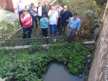 Kanalizasyonun açık bırakılmasını burunlarını tutarak protesto ettiler