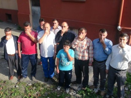 Kanalizasyonun açık bırakılmasını burunlarını tutarak protesto ettiler