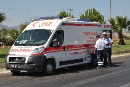 Kanamalı Hasta Taşıyan Ambulansa Otomobil Çarptı: 1 Yaralı