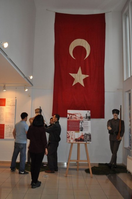 Kandil ışığında parça parça dikilen 90 yıllık Türk bayrağı