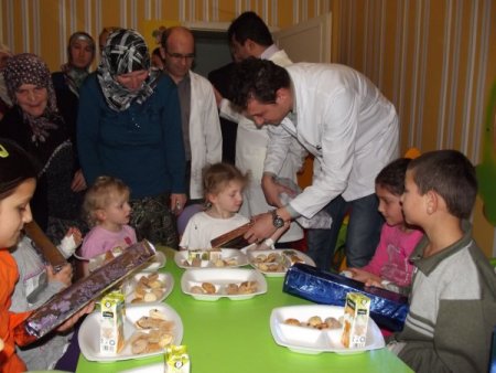 Kandil sevinçlerini çocuklarla paylaştılar